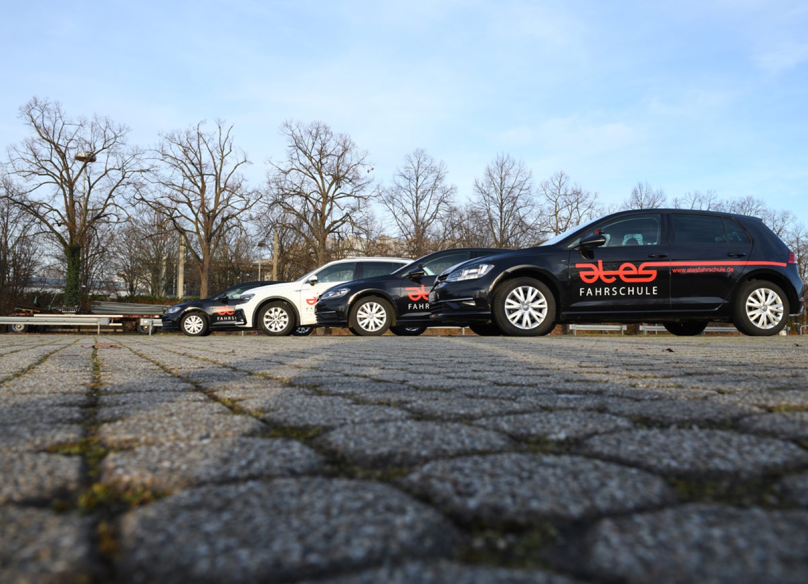 Die Fahrzeuge der Ates Fahrschule in einer Reihe