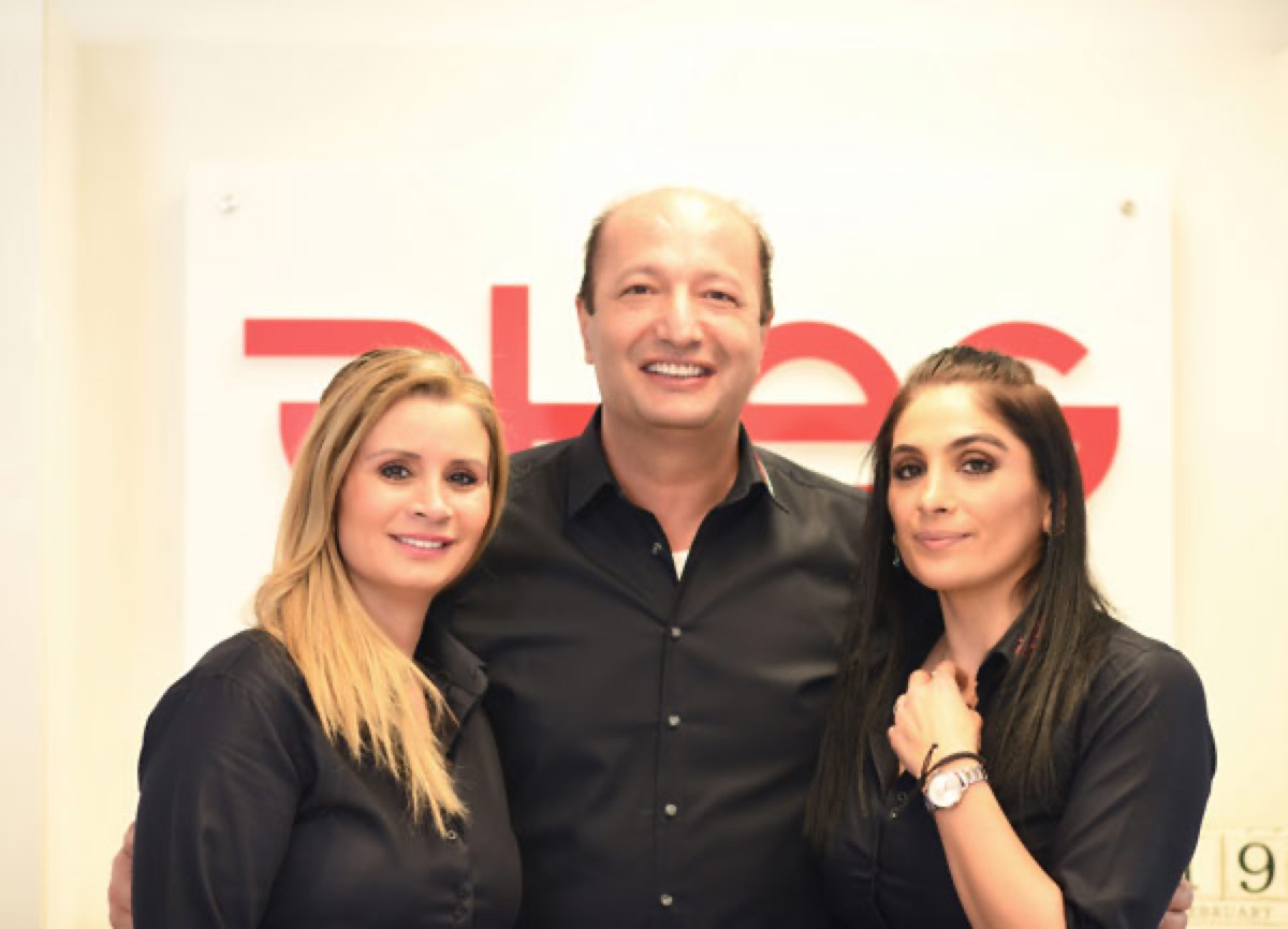 Ercihan, Filiz und Yasemin vor dem Ates-Logo